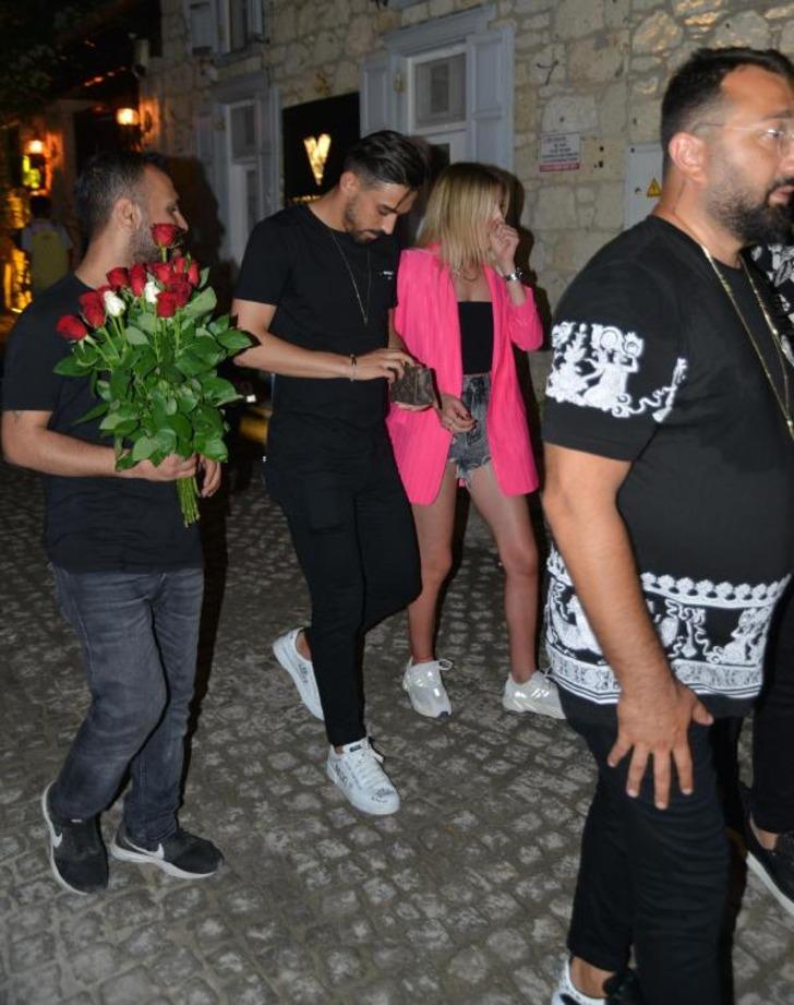 Milli futbolcu İrfan Can Kahveci kız arkadaşı ile Çeşme'de G2