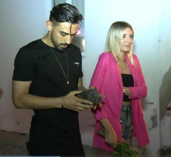Milli futbolcu İrfan Can Kahveci kız arkadaşı ile Çeşme'de G4