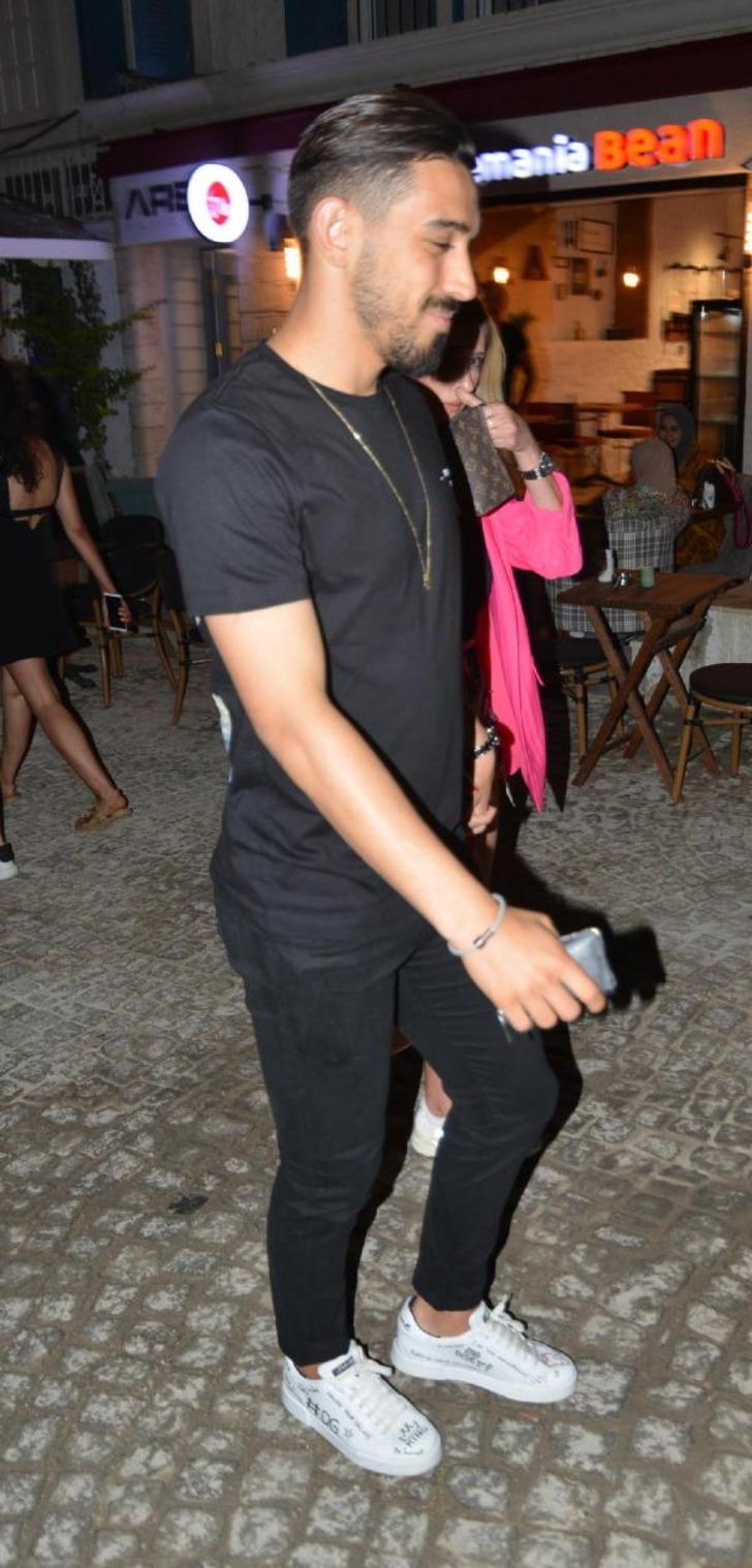 Milli futbolcu İrfan Can Kahveci kız arkadaşı ile Çeşme'de G5