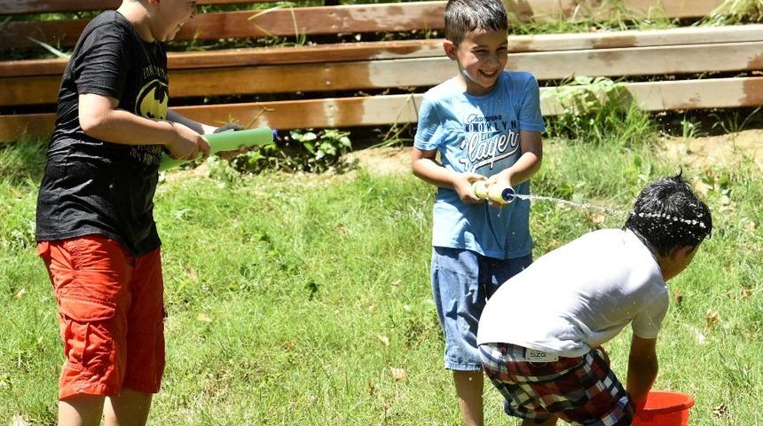 Karne alan &ccedil;ocuklar su savaşıyla eğlendi