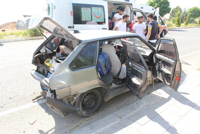 Elazığ’da otomobiller çarpıştı: 2’si çocuk 8 yaralı