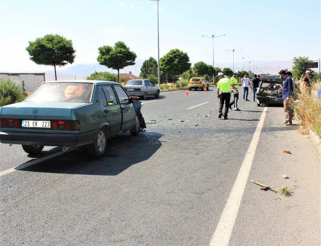 Elazığ’da otomobiller çarpıştı: 2’si çocuk 8 yaralı