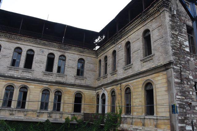 Atatürk'ün İzmir'e geldiğinde kaldığı otel, bakımsızlıktan çöküyor