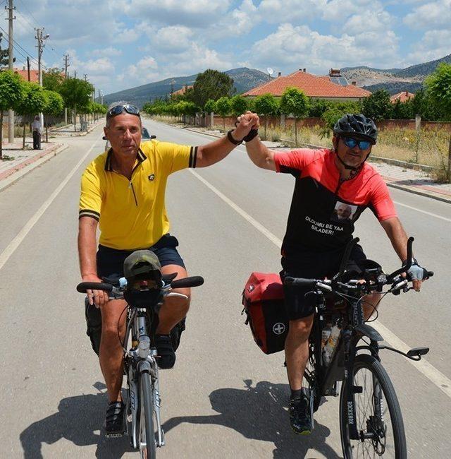 Bisiklet tutkunları 21 günde 3 bin 12 kilometre yol gitti