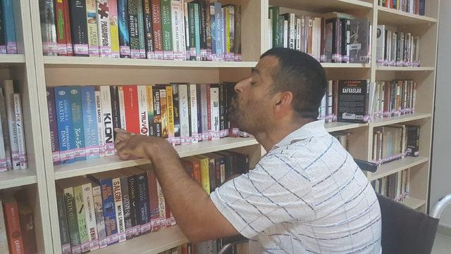 Kütüphanede vakit geçiren Rafet'in hayali okur- yazar olmak