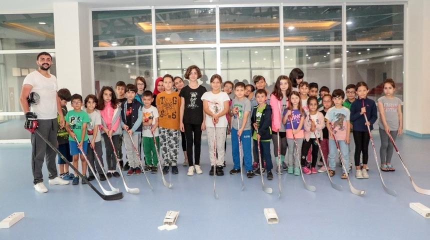 Samsun’da buz hokeyi branşının altyapı temeli atıldı