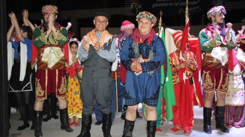 Salihli halk oyunlarıyla şenlendi