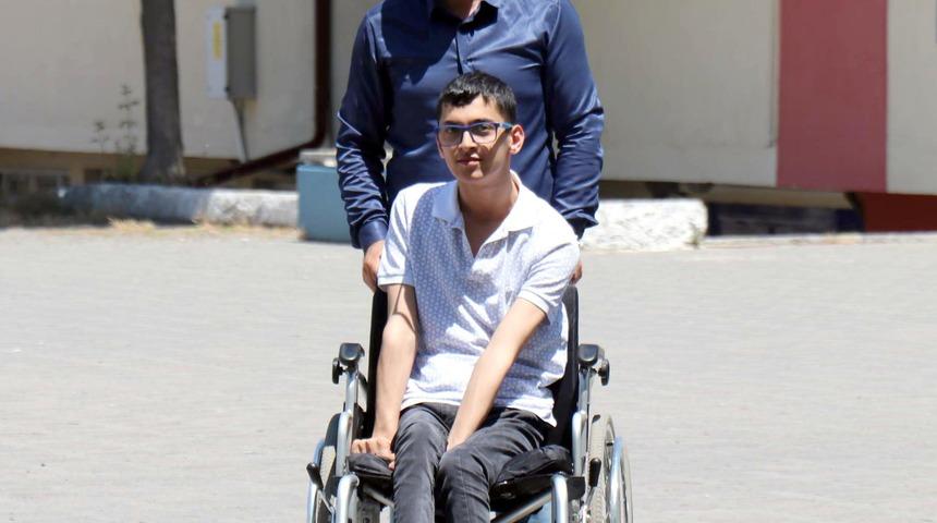 &Uuml;niversite hayali engel tanımadı