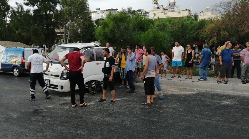 Kuşadası&rsquo;nda kamyonet takla attı, 1 yaralı