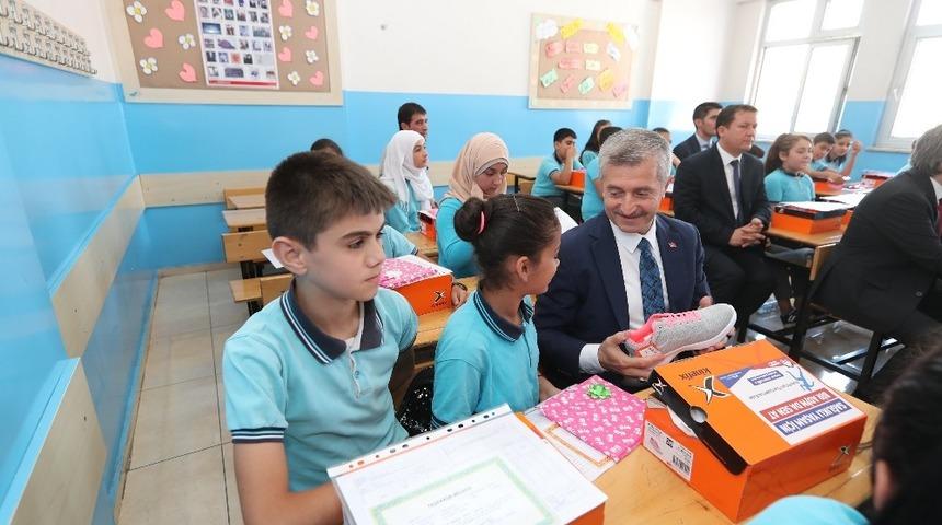Şahinbey Belediyesi’nden öğrencilere karne hediyesi spor ayakkabı