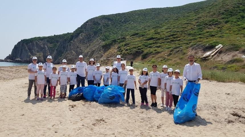 İlkokul öğrencilerinden sahil temizliği