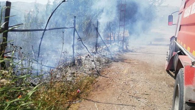 Evlerin arasında çıkan yangın korkuttu