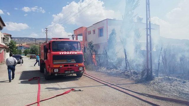 Evlerin arasında çıkan yangın korkuttu