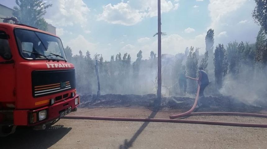 Evlerin arasında &ccedil;ıkan yangın korkuttu