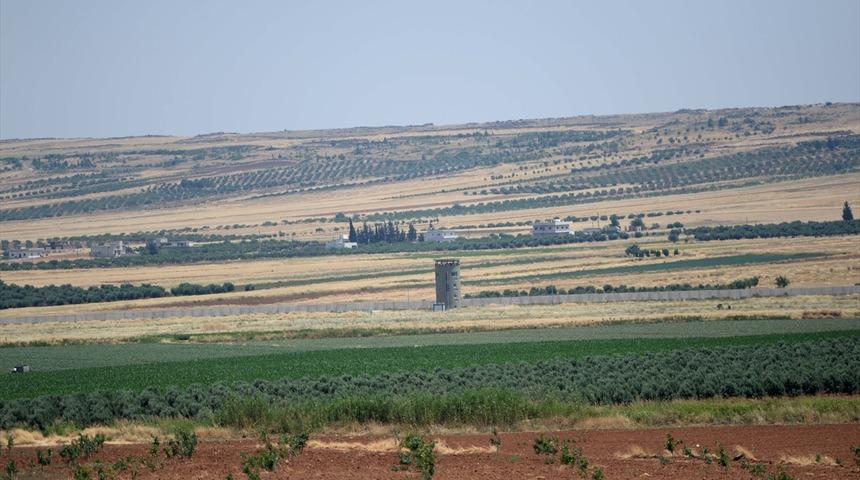Son dakika! Kilis'te canlı bomba yeleği ve patlayıcı ele geçirildi