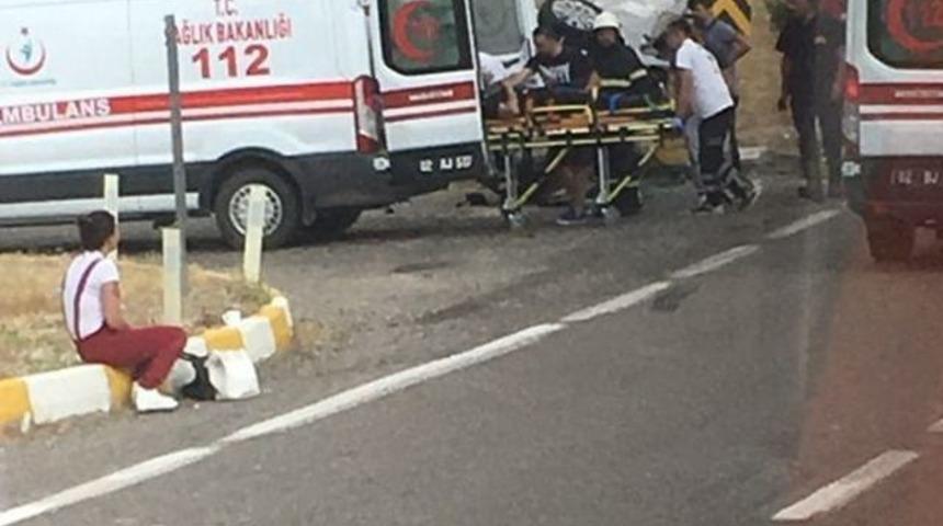 İki otomobil &ccedil;arpıştı: 3 Yaralı