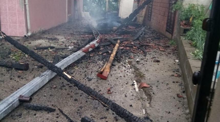 Yıldırım d&uuml;şen evin &ccedil;atısı yandı