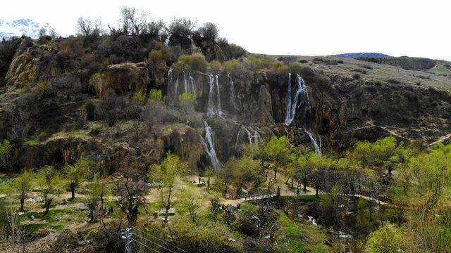 Sınav stresini Girlevik Şelalesinde attılar