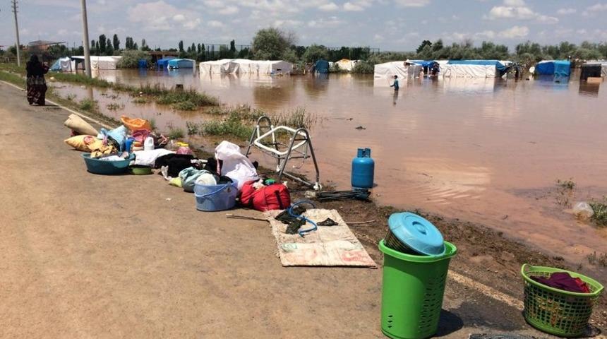 Sağanak yağış 29 çadıra zarar verdi