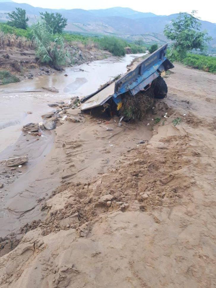 Alaşehir’de dere taştı sel suları 2 traktörü sürükledi G3