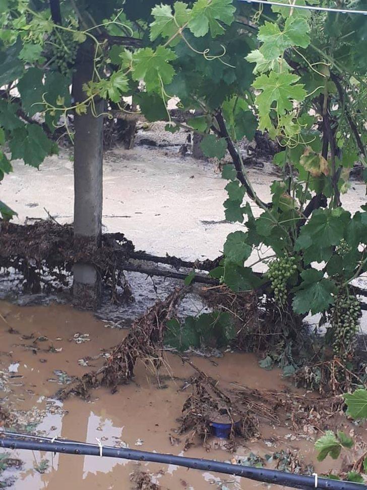 Alaşehir’de dere taştı sel suları 2 traktörü sürükledi G4