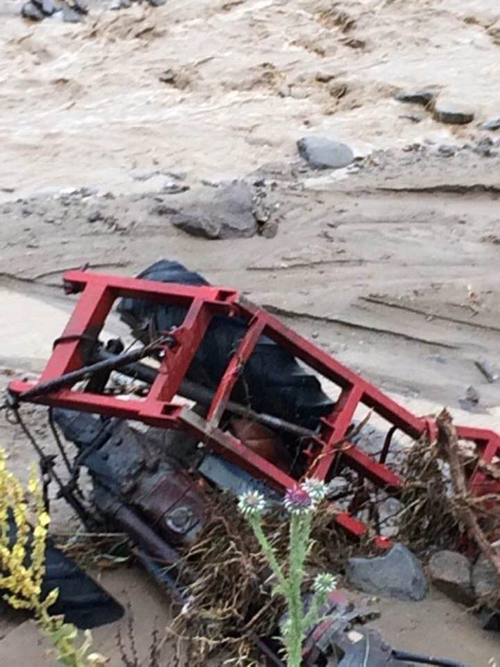 Alaşehir’de dere taştı sel suları 2 traktörü sürükledi G5