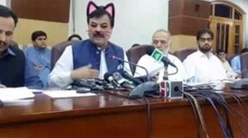 Pakistanlı Bakanın 'kedi kulakları' sosyal medyayı salladı