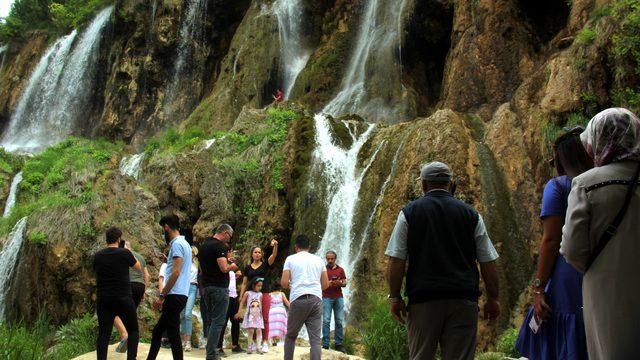 Dağ eteklerinde muhteşem güzellik! Gören büyüleniyor