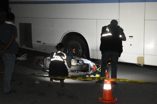 Motosiklet park halindeki otobüse çarptı: 1 ölü, 1 ağır yaralı 