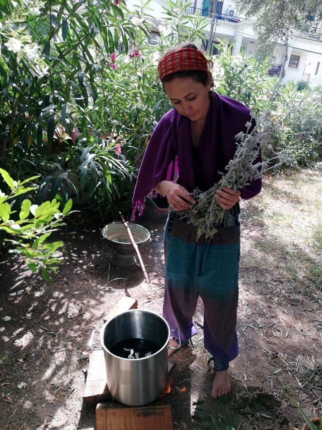 Keçeden pabuç yapıp, dünyaya satıyor