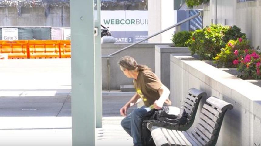 Evsiz adam içi para dolu çanta buldu! Bakın sonra ne yaptı