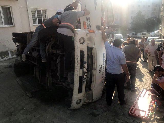 Devrilen kamyonun sürücüsü merdivenle kurtarıldı