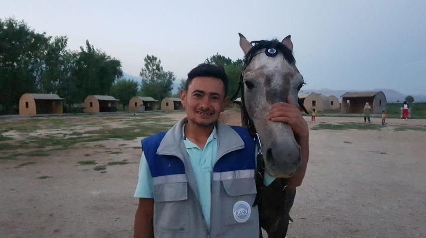 Evcilleştirdiği Yılkı Atı İle Arkadaş Oldu