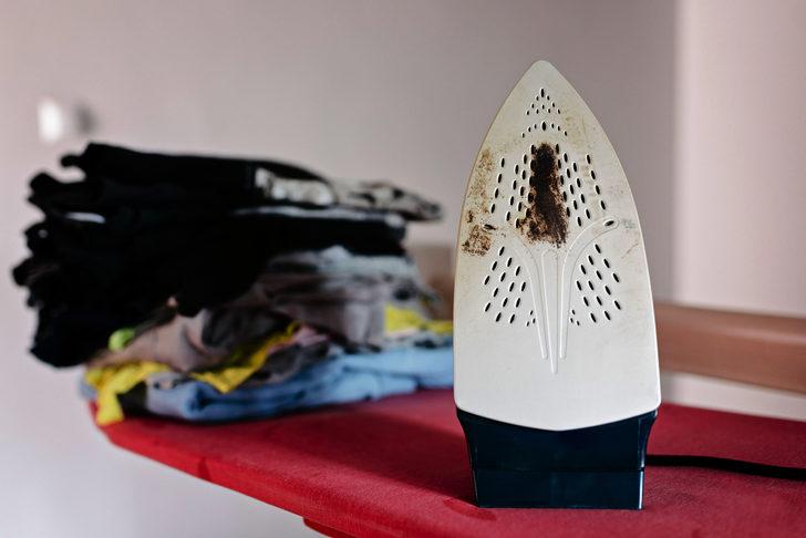  &Uuml;t&uuml;n&uuml;z&uuml;n alt kısmı yandı veya kirlendi mi? Bu numara ile bir dakika i&ccedil;inde tertemiz olacak