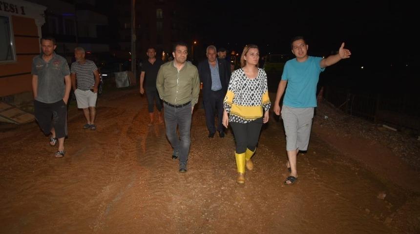 Başkan H&uuml;rriyet, sel mağdurlarını yalnız bırakmadı