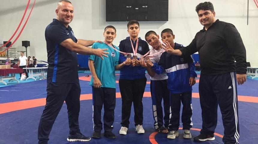 Yunusemreli güreşçiler Ankara’dan madalyalarla döndü