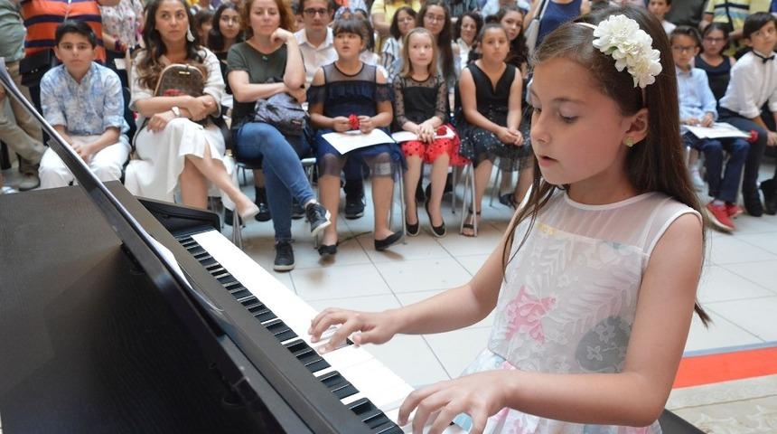 Eğitimini tamamlayan &ccedil;ocuk piyanistlerden konser