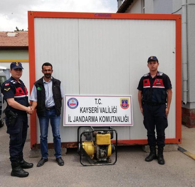 Su motoru ve sulama borusu çalan iki kişi yakalandı