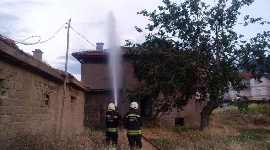 Boş evde &ccedil;ıkan yangını itfaiye s&ouml;nd&uuml;rd&uuml;