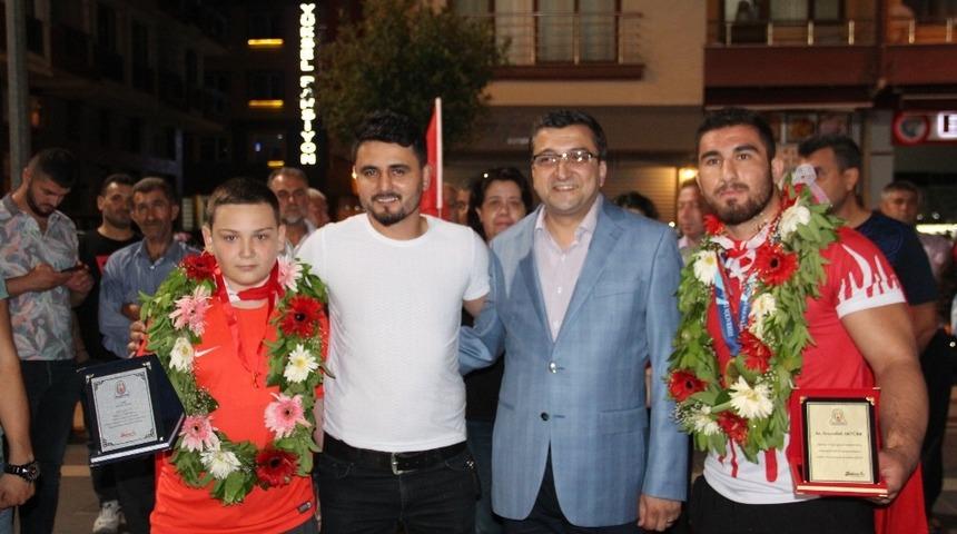 &Ccedil;an&rsquo;da Avrupa Şampiyonu g&uuml;reş&ccedil;isine coşkulu karşılama