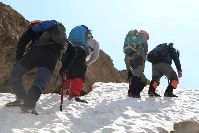 Sümbül Dağı’na zirve tırmanışı