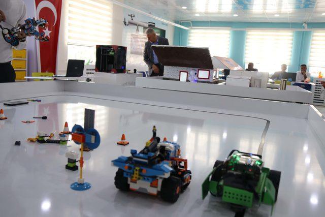Bitlisli öğrenciler robotik kodlama öğreniyor