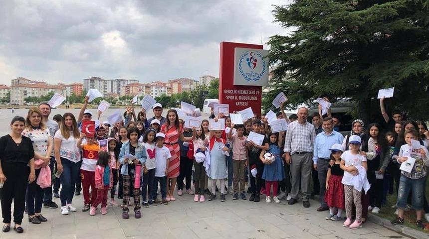 Gen&ccedil;lerin &ccedil;ifte karne sevinci