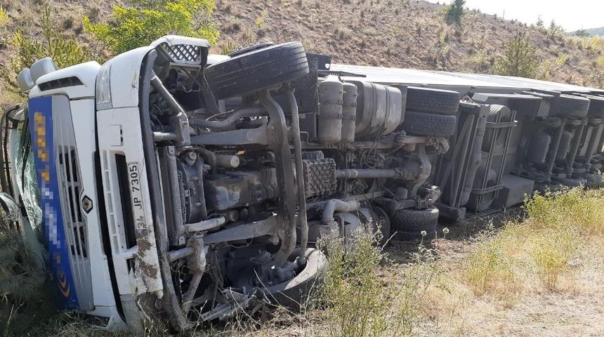 Ankara &Ccedil;evre Yolu&rsquo;nda tır devrildi: 1 yaralı