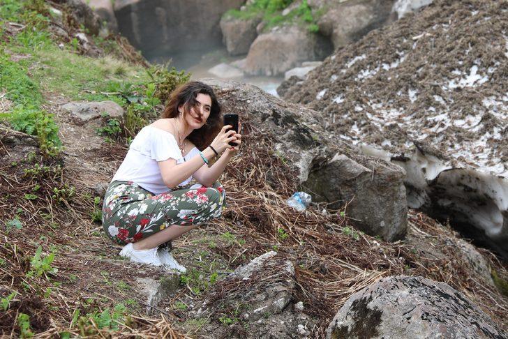 Tehlikeye aldırış etmeden selfie çekiyorlar! G1