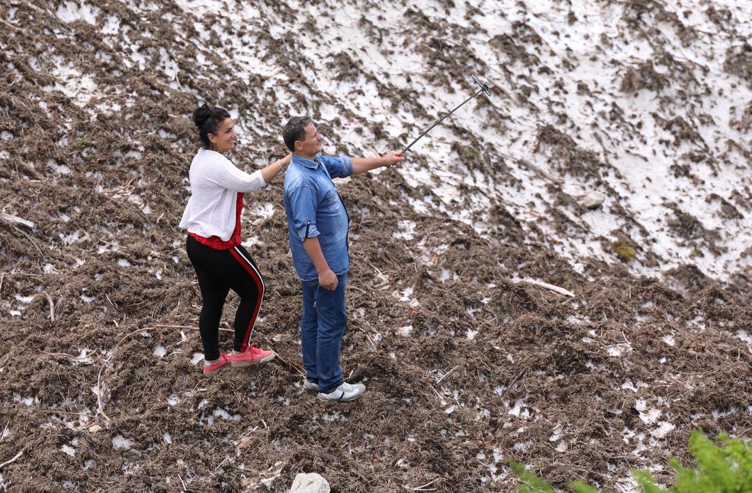 Tehlikeye aldırış etmeden selfie &ccedil;ekiyorlar!