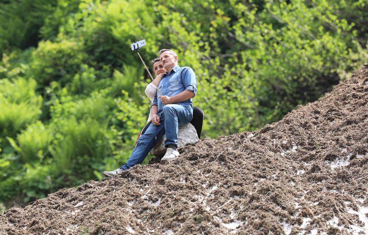 Tehlikeye aldırış etmeden selfie çekiyorlar! G4