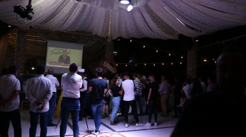 Düğünde Yıldırım ile İmamoğlu'nun programını izlediler