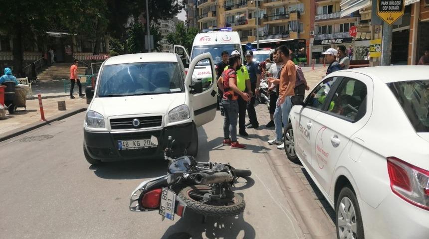 Park halindeki otomobili hareket ettirince motosikletle &ccedil;arpıştı