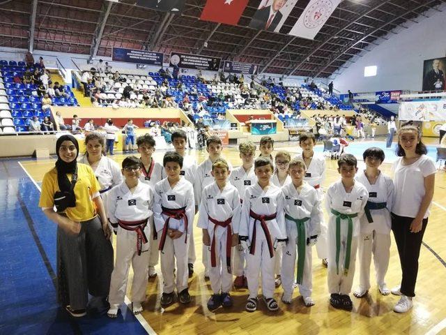 Ayvalıklı minik taekwondocular nefes kesti